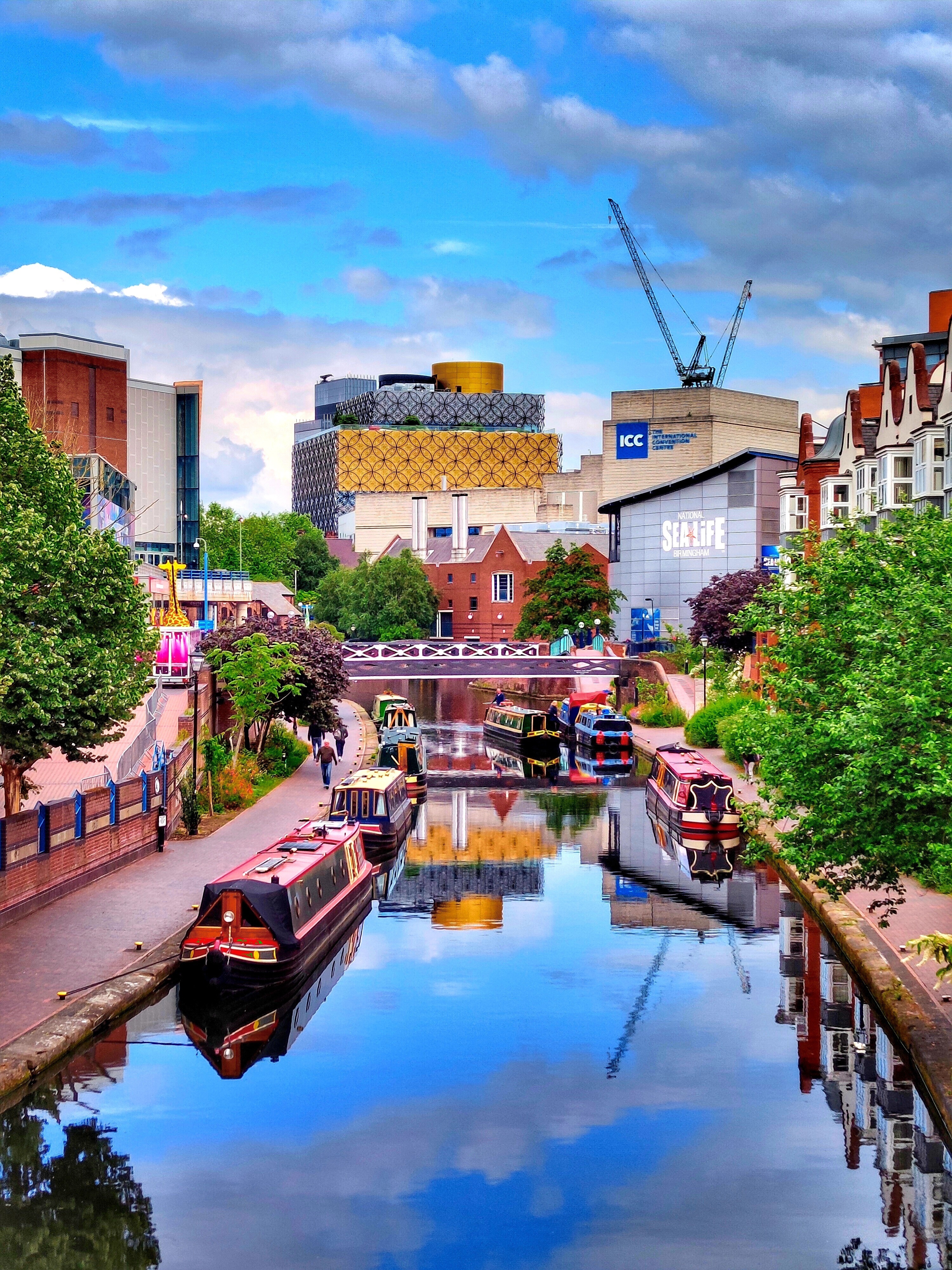 Barcos en un canal en una ciudad rodeada de casas y edificios