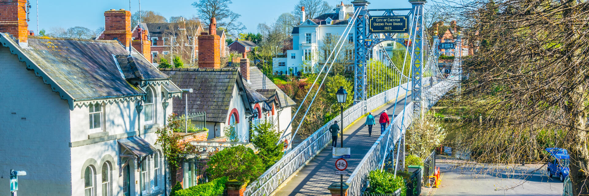 Vista delle case residenziali lungo un ponte sul fiume