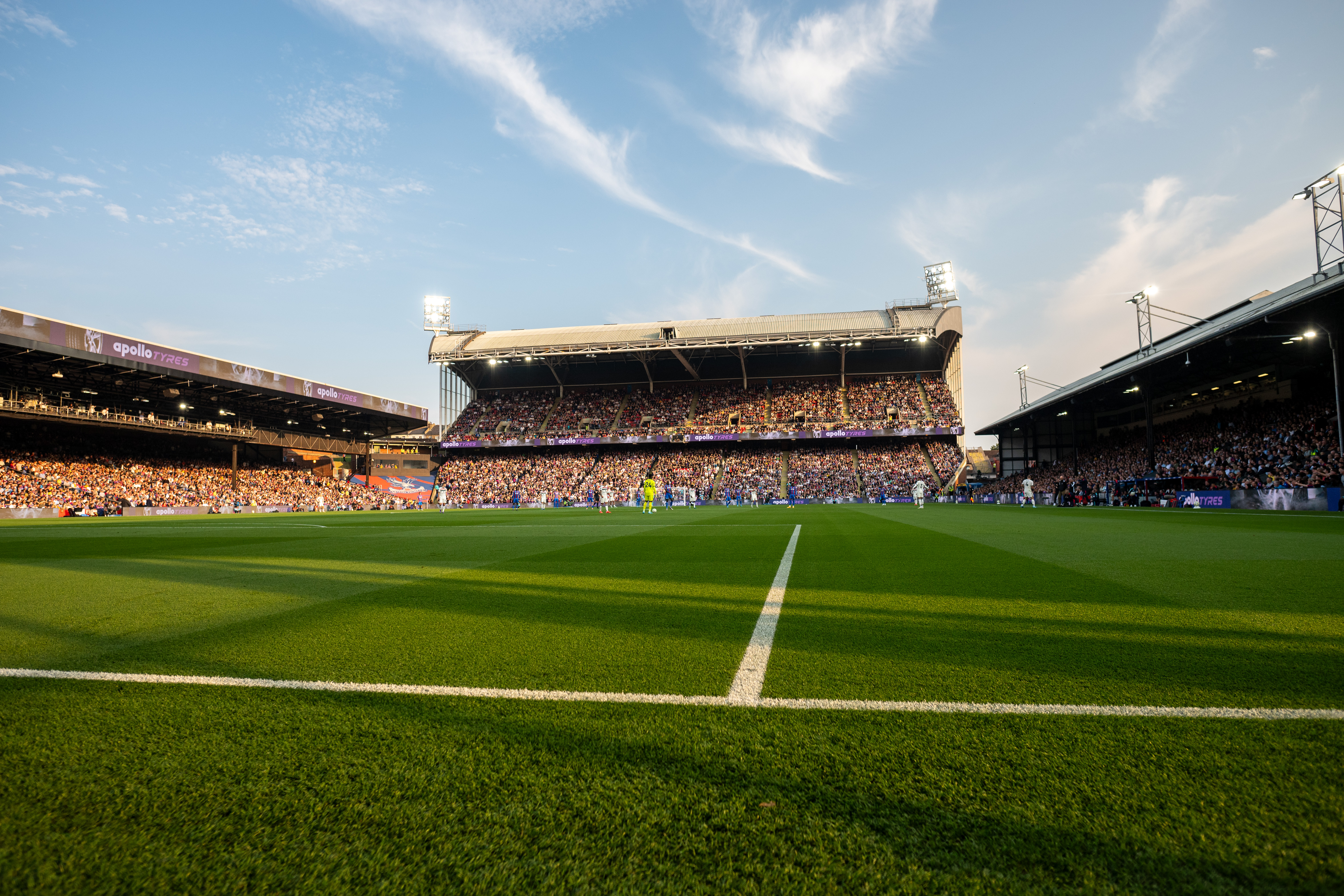 Uitzicht op een groot stadion tijdens een voetbalwedstrijd