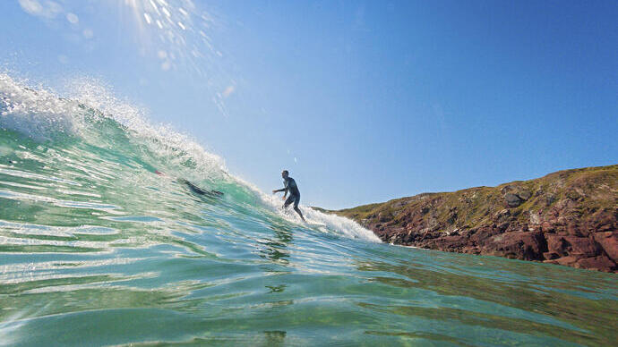 Surfista che cavalca le onde