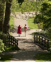 Zwei Frauen spazieren durch den Savill Garden in Windsor