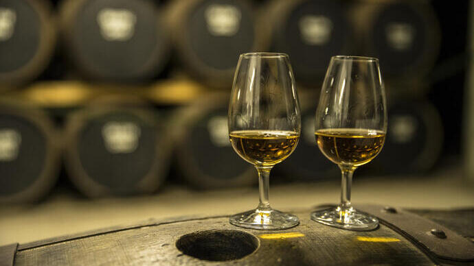 Zwei Gläser Whisky auf einem Eichenfass