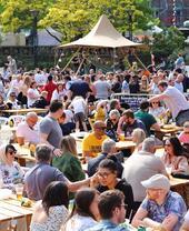 Folla di persone che mangiano e bevono all'aperto durante lo Sheffield Food Festival