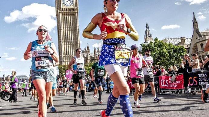 Corridore con costume da Wonder Woman alla maratona di Londra