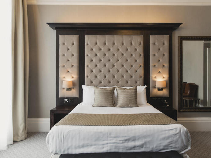 Ein luxuriöses Hotelzimmer mit einem Doppelbett