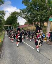Eine Gruppe von Dudelsackspielern beim Lonach Highland Gathering in Schottland