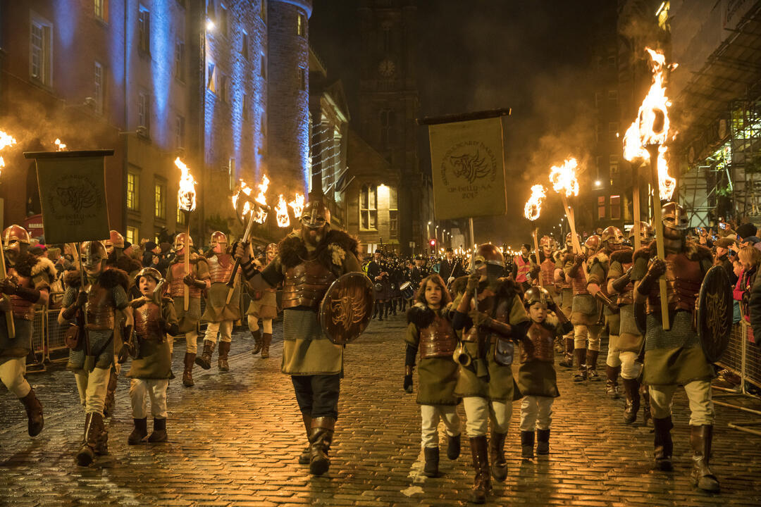 Vikings lors d'une procession aux flambeaux, célébrations du Hogmanay à Édimbourg