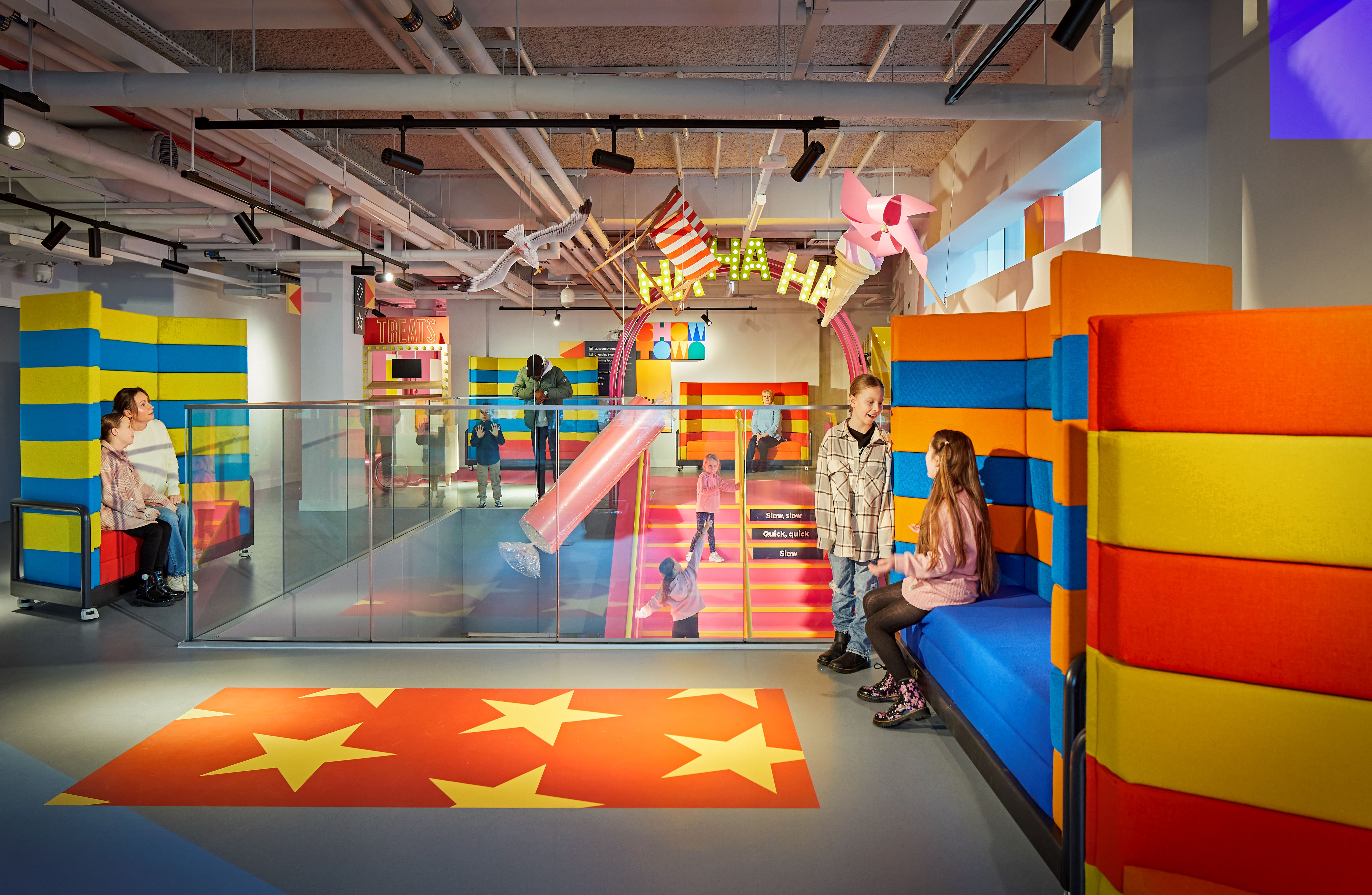 Des enfants jouant dans une aire de jeux colorée.