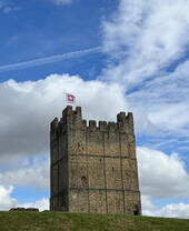 العلم يرفرف على قمة قلعة ريتشموند