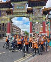 Eine Reisegruppe auf Fahrrädern in der Nähe des Chinese Arch in Liverpool