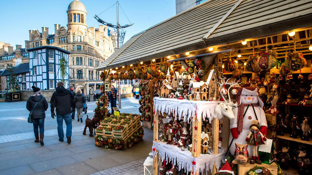 Weihnachtsmarktstände entlang der Cathedral Street in Manchester