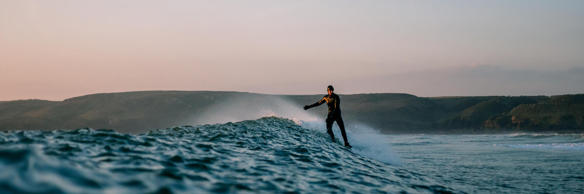 Un hombre haciendo surf en el mar