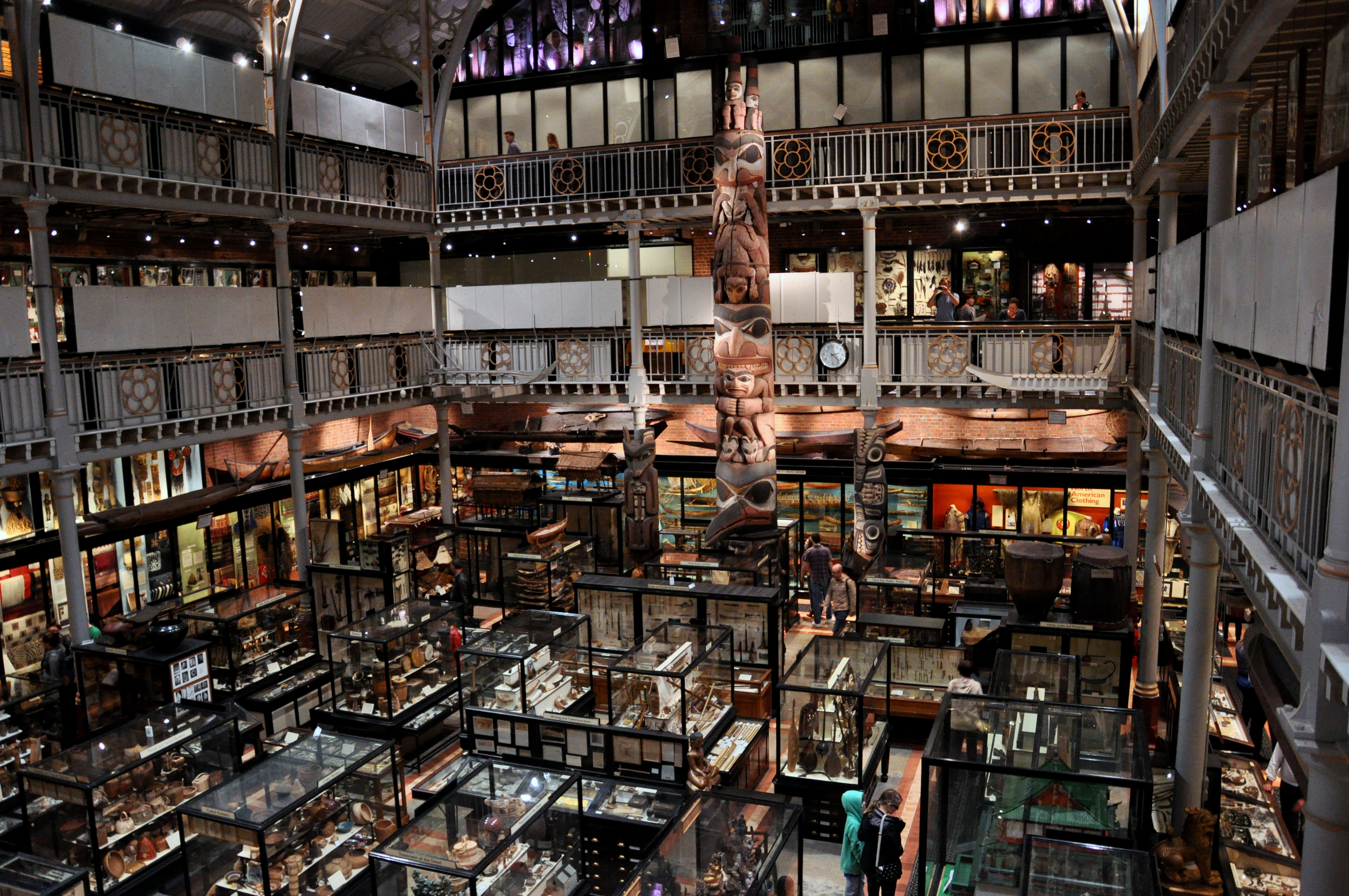 Blick von oben auf die Exponate und Ausstellungsstücke im Pitt Rivers Museum in Oxford