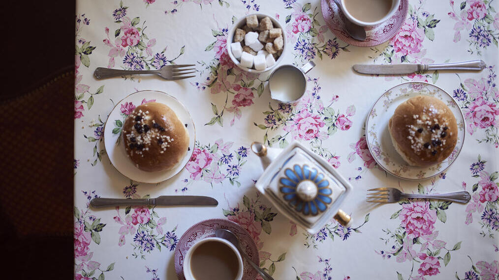 Tea and buns on a restaurant table