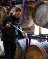 Mann bei einer Weinverkostung auf dem Weingut Langham