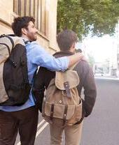 Homosexuelles Paar, das gemeinsam eine Stadtstraße entlanggeht