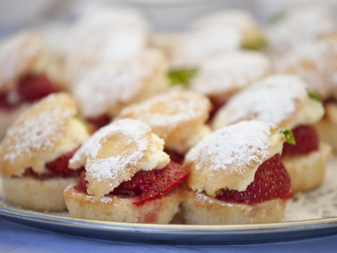 Scones with strawberries and cream