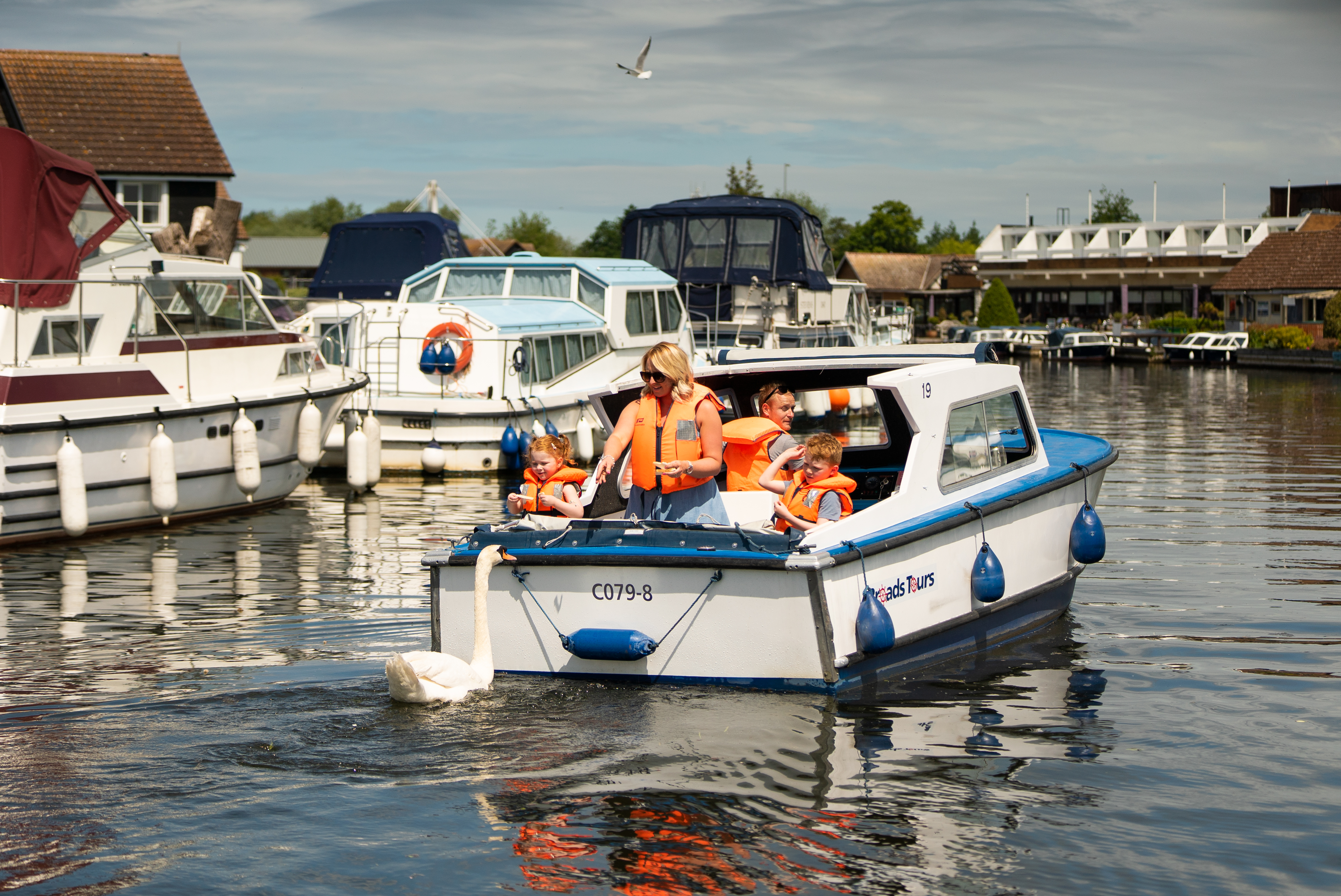 Une famille en bateau dans les Norfolk Broads