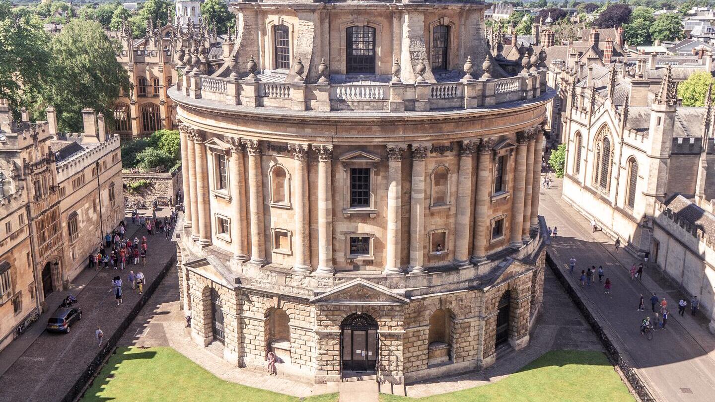 Edificio tradizionale in stile neoclassico in una città
