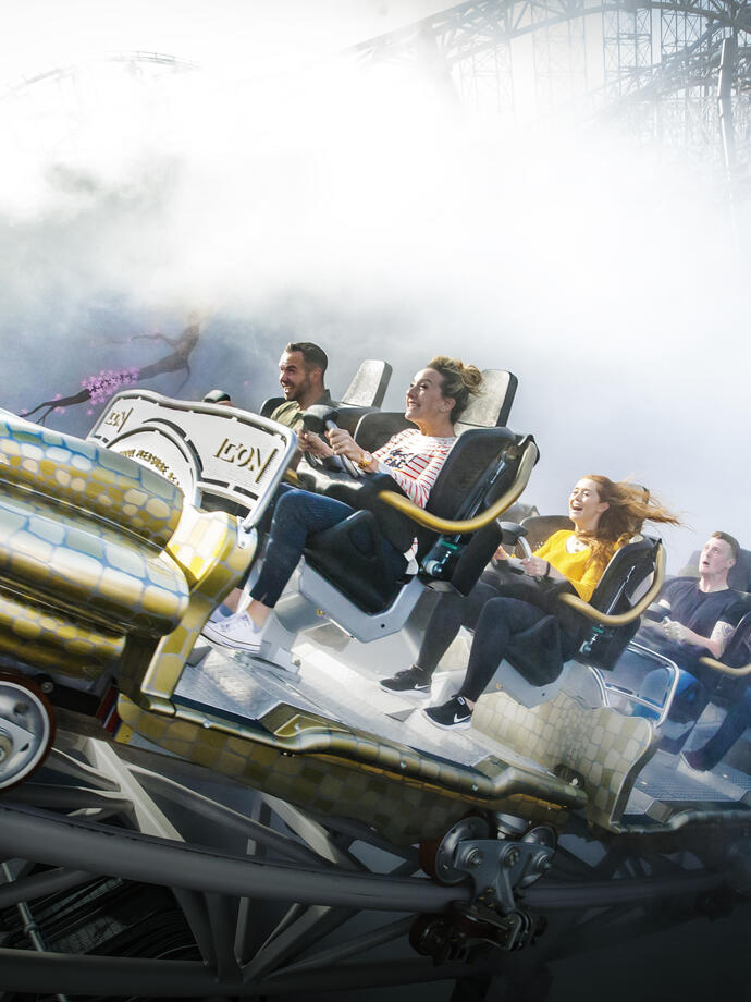 Persone sulle montagne russe Icon al Blackpool Pleasure Beach.