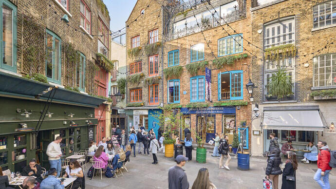 Effervescence dans un quartier commerçant animé du centre de Londres