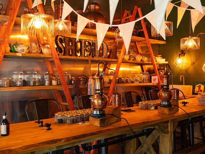 Ingredienti e attrezzature per la produzione del gin su un tavolo di legno