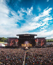 Una gran multitud viendo una actuación en el escenario principal del Festival Download