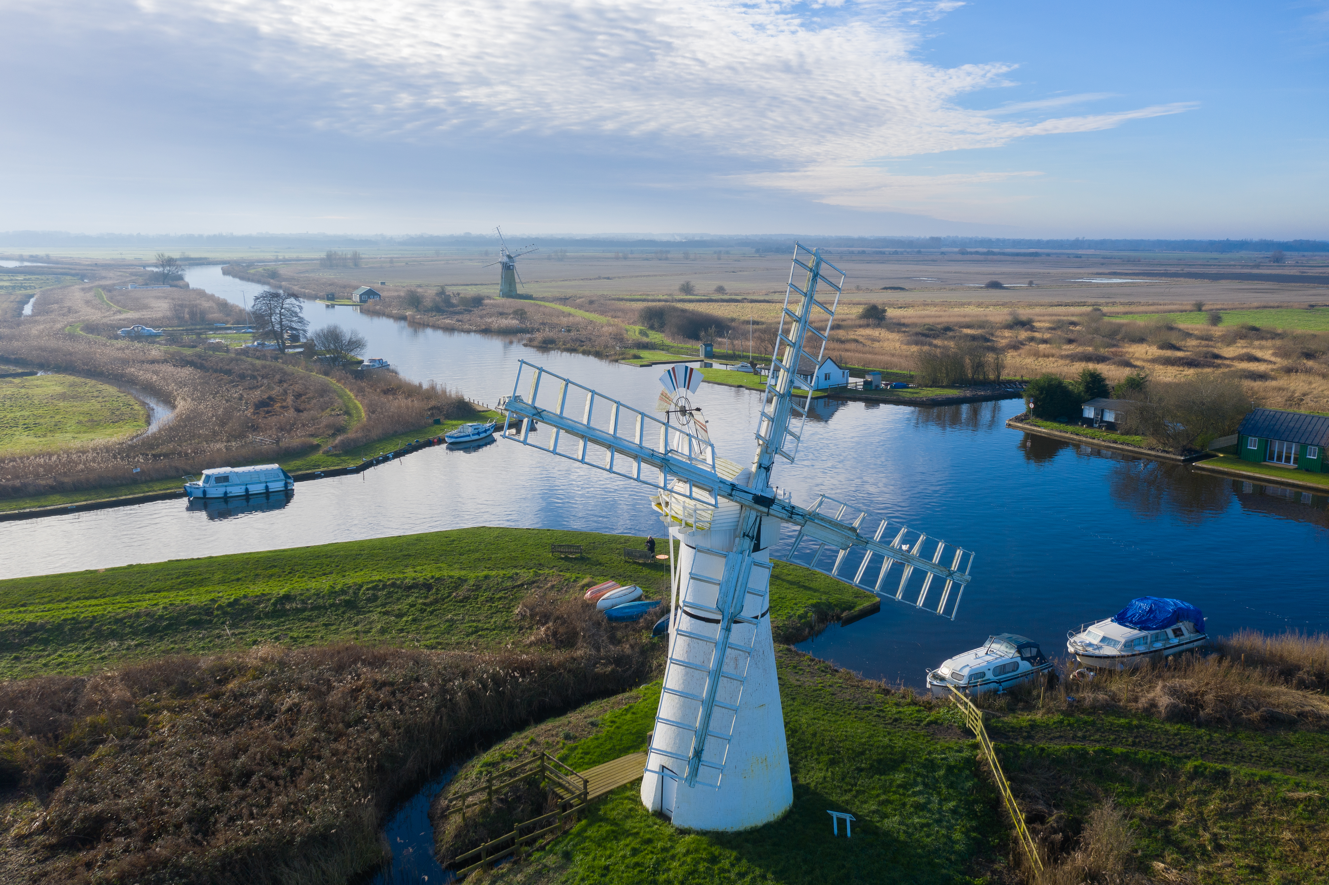 Luftaufnahme einer Windmühle und der umliegenden Weiden und Kanäle