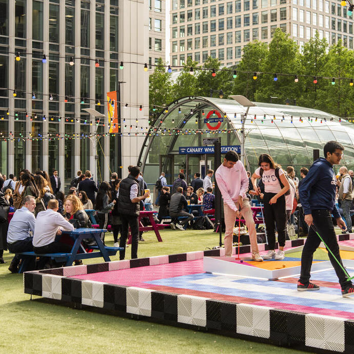 Des personnes jouant au minigolf au marché nocturne de Canary Wharf
