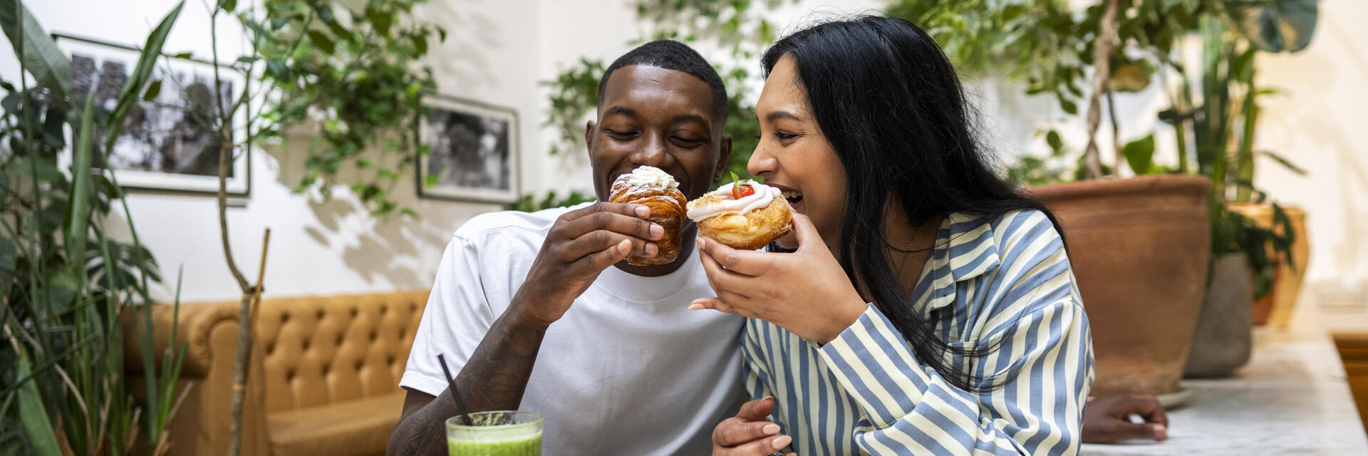 Un homme et une femme prennent un café et une boisson dans un café.