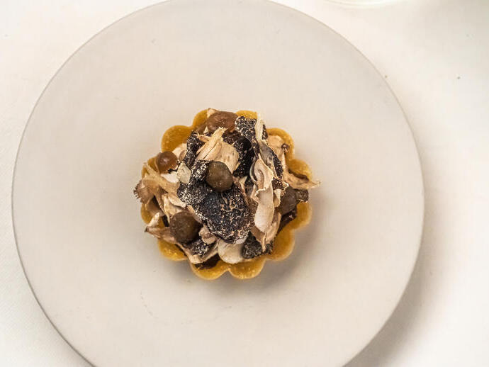 Nahaufnahme eines Tellers mit Speisen im The Dining Room