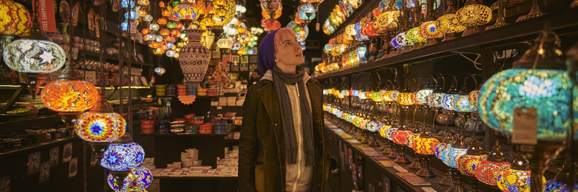 Une jeune femme debout dans un magasin d'éclairage