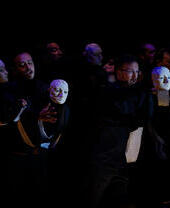 Artistas con máscaras en el escenario del Festival de Música Antigua de York