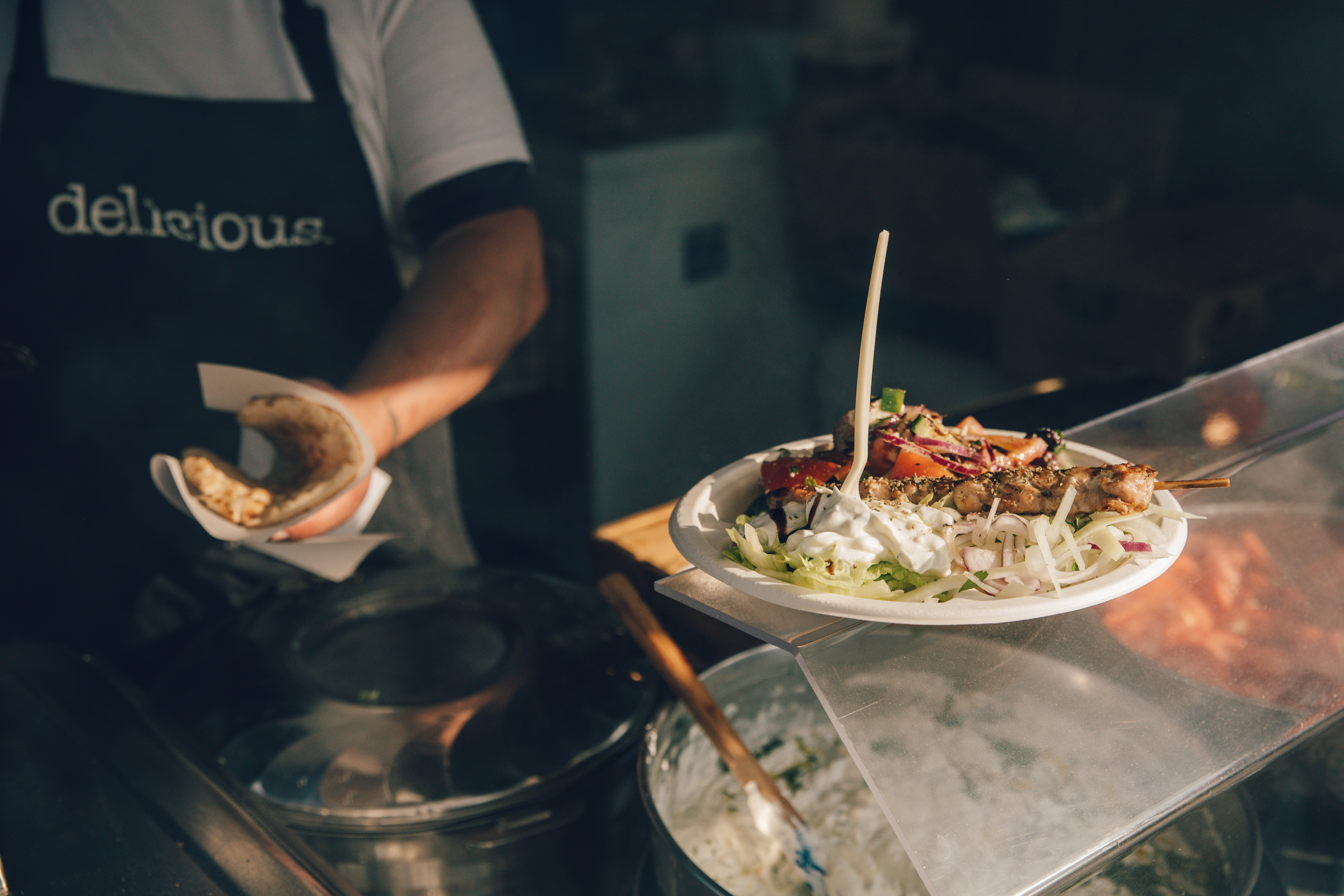 Koch serviert Speisen beim Abergavenny Food Festival in Wales