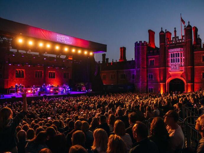 Crowds watching Elbow at Hampton Court Palace Festival
