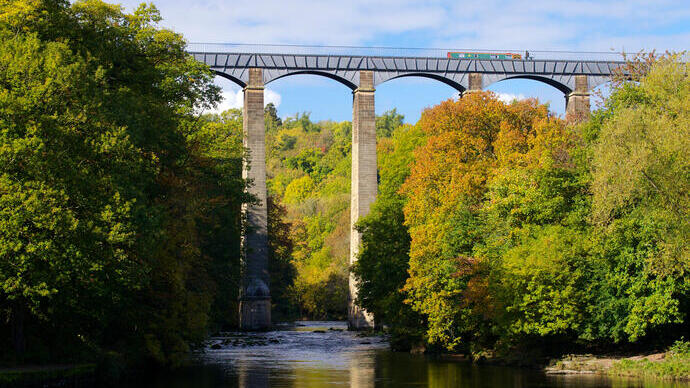 قناة مائية طويلة تمتد فوق جدول جميل.