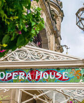 El letrero de vidrio tintado en la fachada de la Ópera de Buxton, Derbyshire, Reino Unido