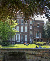 Menschen, die sich auf dem Gelände des Hollytrees Museum in Colchester entspannen