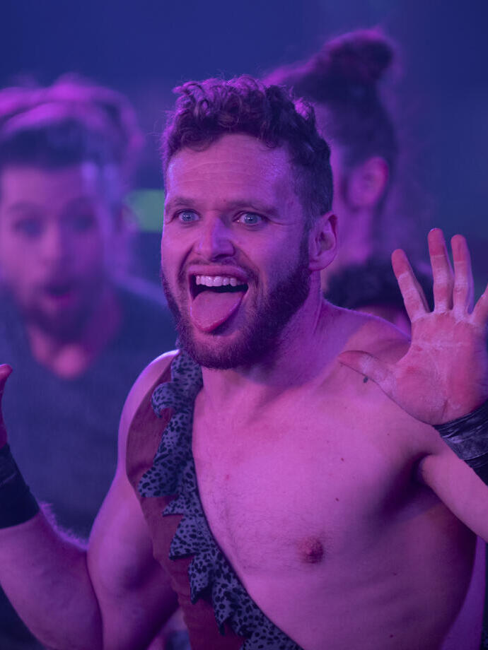 Ein Akrobatik-Künstler auf der Bühne im Rahmen des Brighton Fringe Festivals