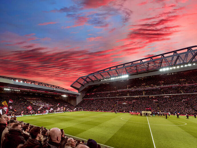 Nubes rojas al atardecer sobre el terreno de un estadio
