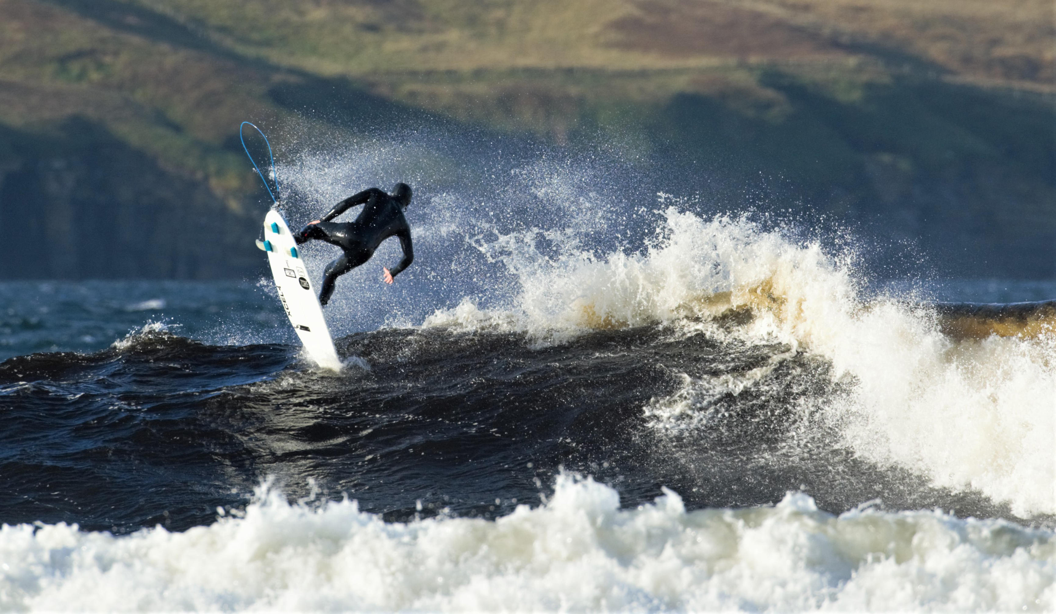 Un surfista cabalgando las olas frente a la costa del Reino Unido
