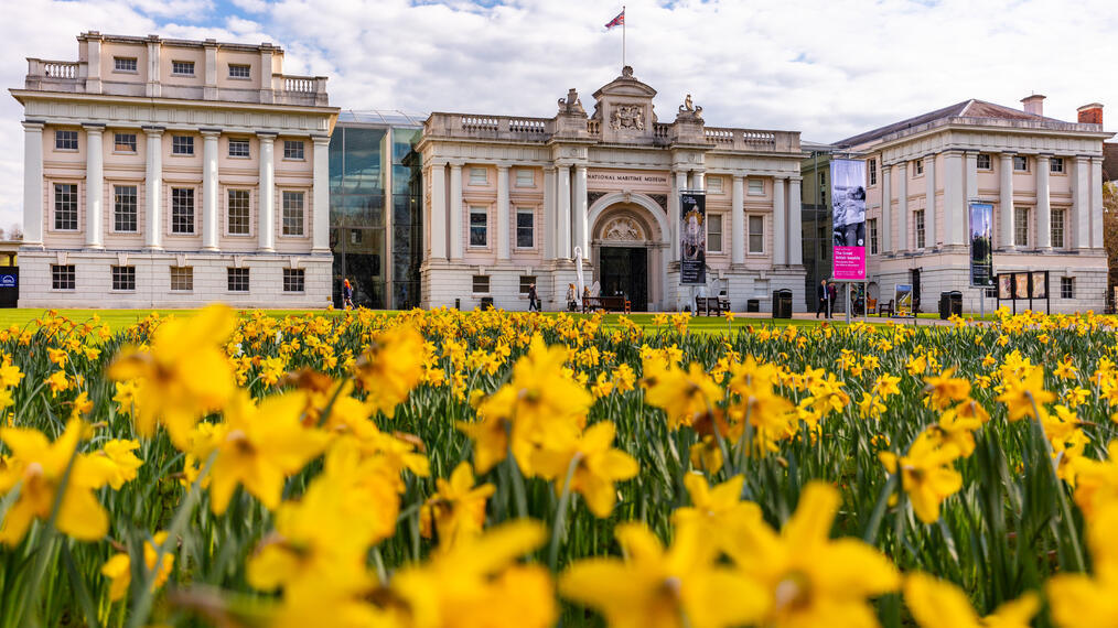 Maritime Museum Greenwich mit Blumen im Vordergrund