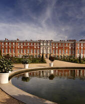 Hampton Court Palace ist ein historischer Königspalast, der von Kardinal Wolsely erbaut und 1528 seinem Monarchen König Heinrich VIII. übergeben wurde.