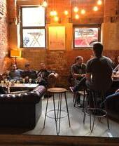 Un grupo de personas en una visita guiada sobre cerveza artesanal en Manchester