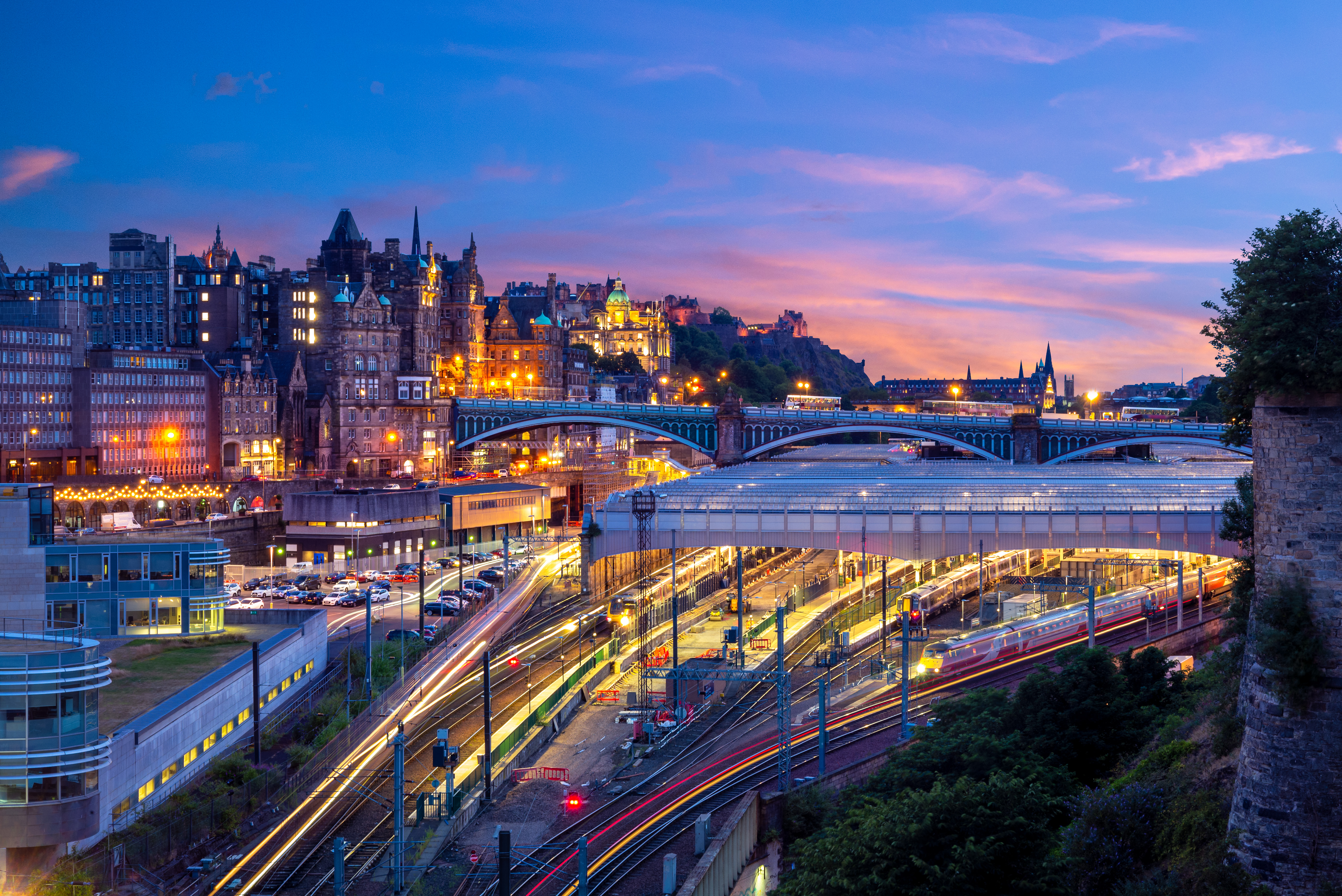 Vista notturna della stazione di Waverley a Edimburgo, in Scozia