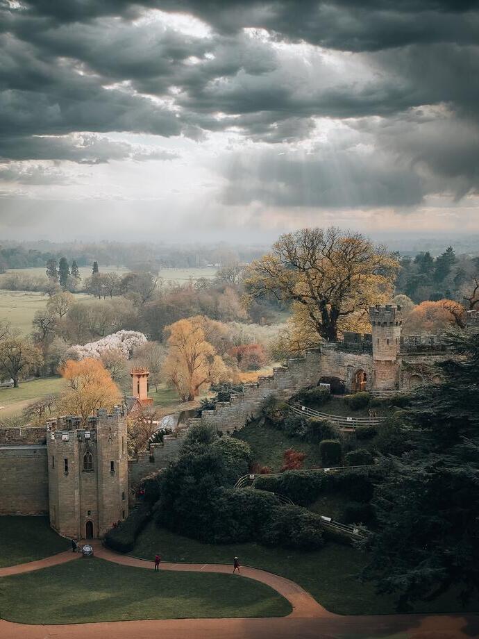 Vista aerea di un lungo edificio con una cupola a forma di ananas