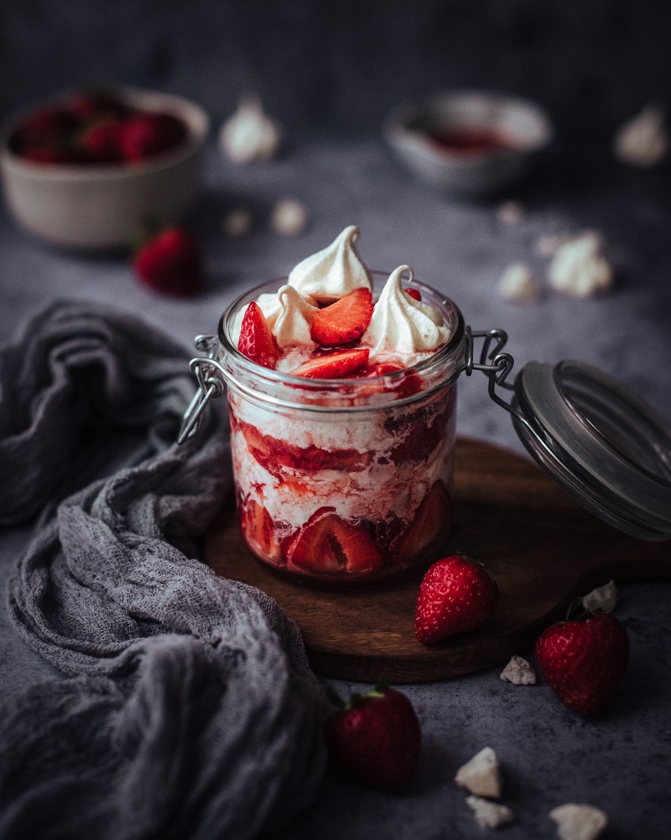 Primer plano de un plato de Eton Mess