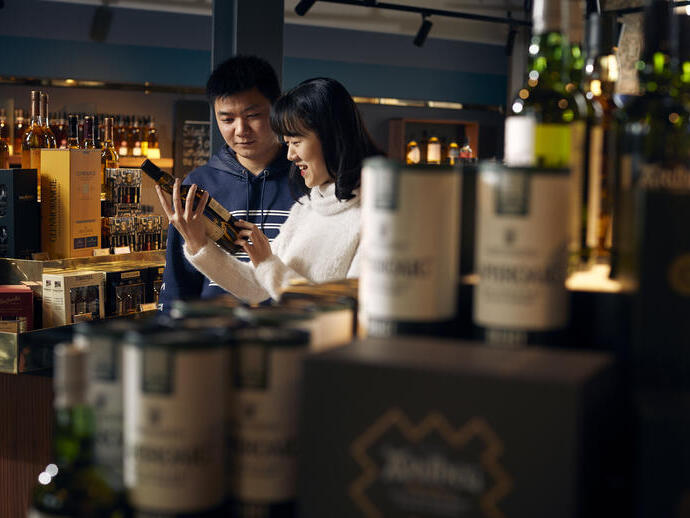 Couple visiting the Clydeside Distillery, Scotland