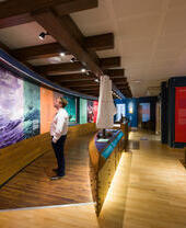 Des personnes regardant les expositions à l'intérieur du Mayflower Museum à Plymouth