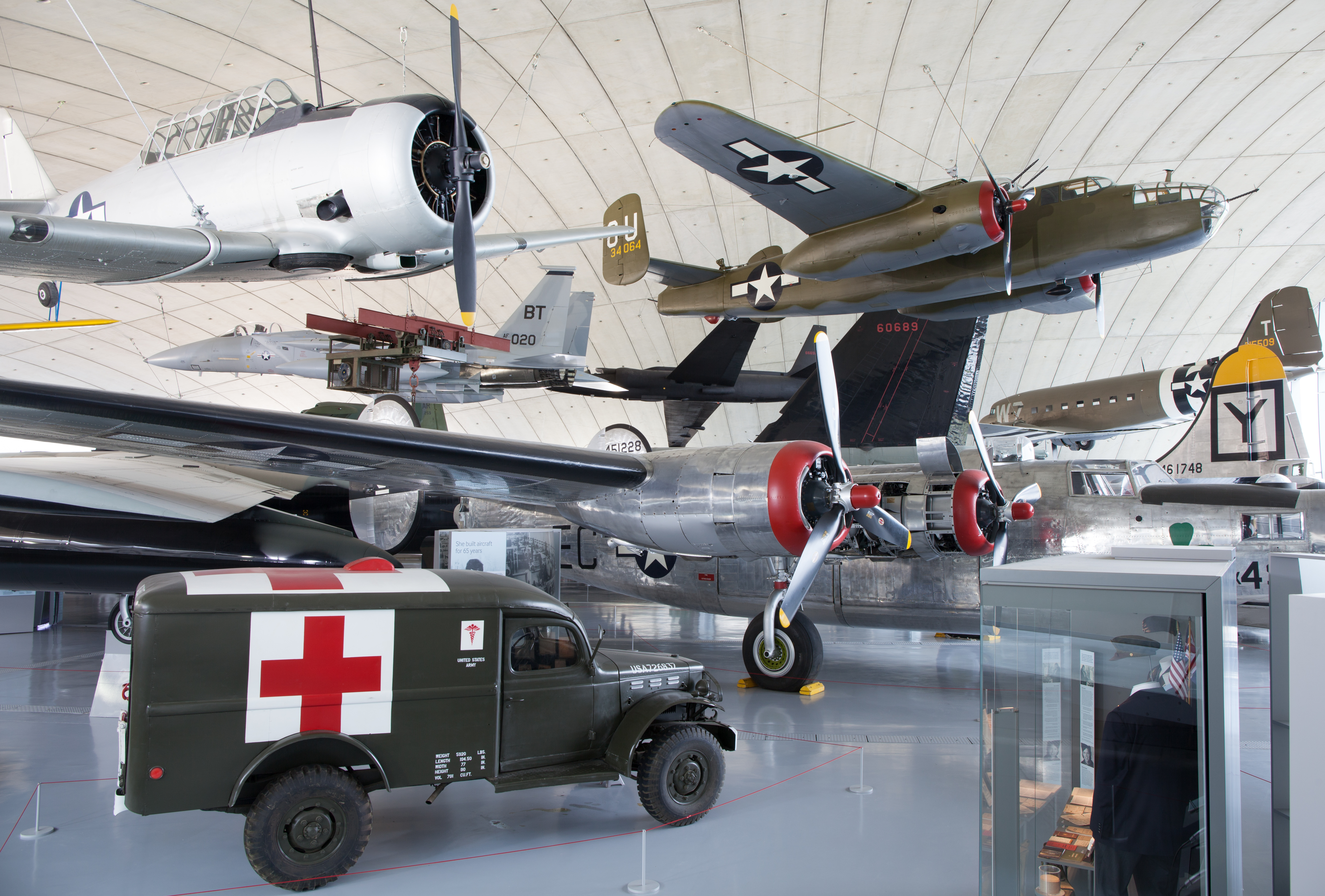 Eine Reihe von Militärfahrzeugen, die im American Air Museum in Duxford ausgestellt sind